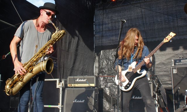 Mit wuchtigem Groove und Saxofon rockten Spidergawd das Festival. Foto: Ebersberger