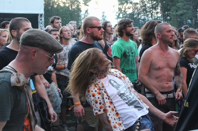 Allerbeste Stimmung herrschte bei Rock im Wald. 16 Bands heizten an zwei Tagen dem Publikum ein. Foto: Ebersberger
