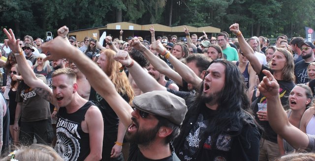 Allerbeste Stimmung herrschte bei Rock im Wald. 16 Bands heizten an zwei Tagen dem Publikum ein. Foto: Ebersberger