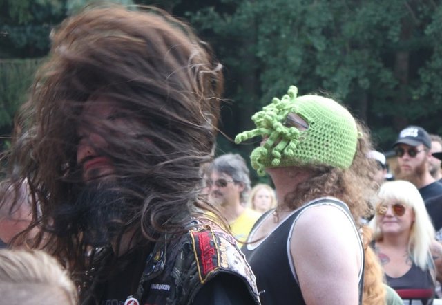 Hier fliegen die Haare oder sorgen außergewöhnliche Gesichtsbehaarungen für Aufmerksamkeit. Foto: Ebersberger