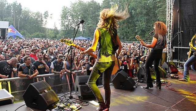 Allerbeste Stimmung herrschte bei Rock im Wald. 16 Bands - Dead Lord -  heizten an zwei Tagen dem Publikum ein. Foto: Ebersberger