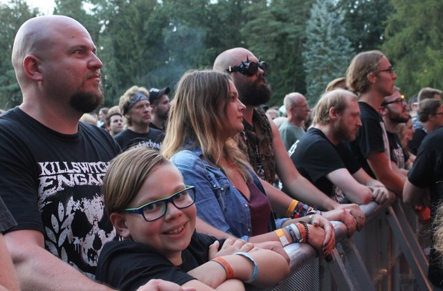 Allerbeste Stimmung herrschte bei Rock im Wald. 16 Bands heizten an zwei Tagen dem Publikum ein. Foto: Ebersberger