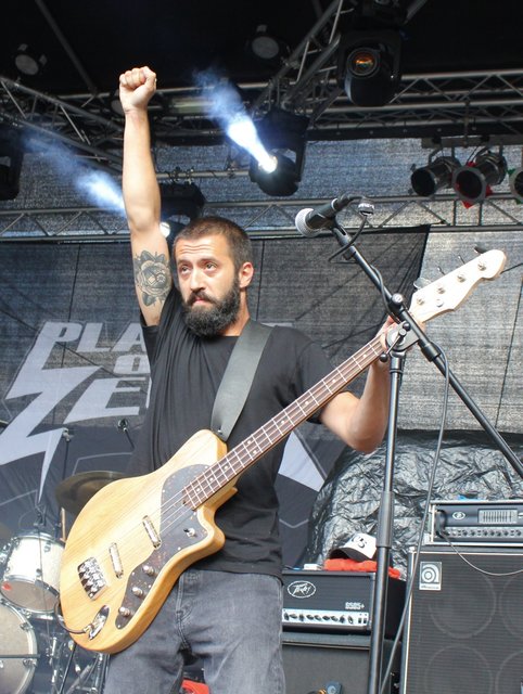Allerbeste Stimmung herrschte bei Rock im Wald. 16 Bands - hier Planet of Zeus -  heizten an zwei Tagen dem Publikum ein. Foto: Ebersberger