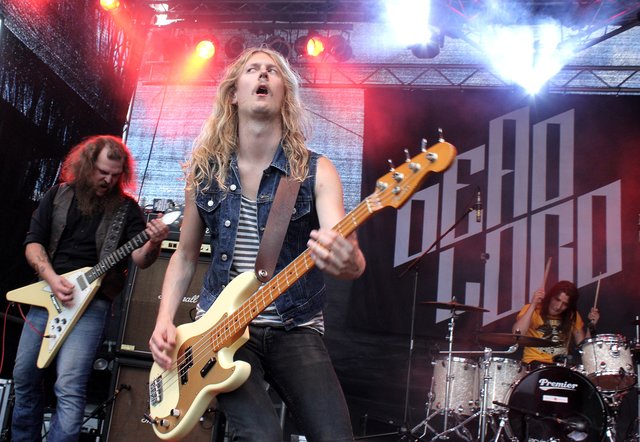 Allerbeste Stimmung herrschte bei Rock im Wald. 16 Bands - hier Dead Lord -  heizten an zwei Tagen dem Publikum ein. Foto: Ebersberger