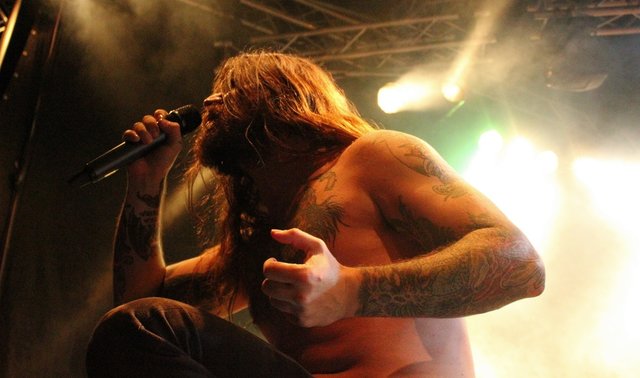 Allerbeste Stimmung herrschte bei Rock im Wald. 16 Bands - hier Kvelertak -  heizten an zwei Tagen dem Publikum ein. Foto: Ebersberger