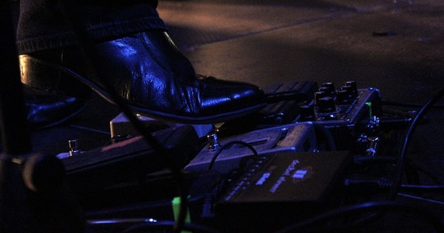 Effektgeräte versüßen den Sound. Foto: Ebersberger