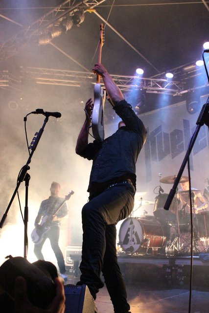 Allerbeste Stimmung herrschte bei Rock im Wald. 16 Bands - hier Kvelertak -  heizten an zwei Tagen dem Publikum ein. Foto: Ebersberger