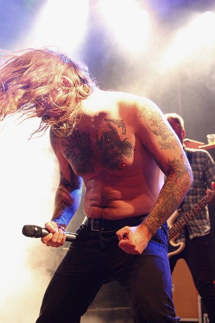 Allerbeste Stimmung herrschte bei Rock im Wald. 16 Bands - hier Kvelertak -  heizten an zwei Tagen dem Publikum ein. Foto: Ebersberger