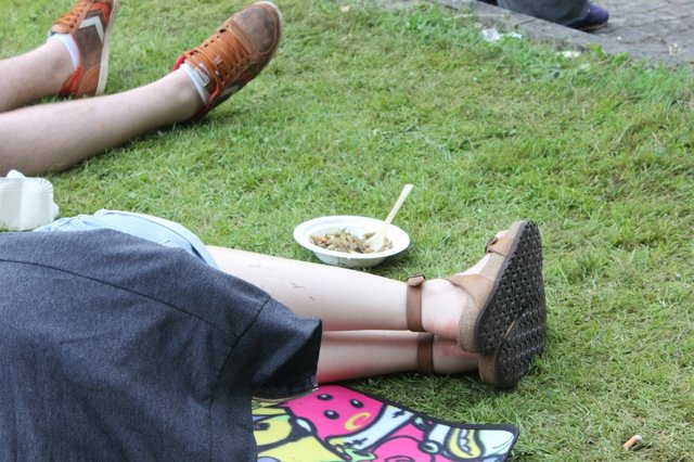 Bei so viel Rock ist mal 'ne Pause nötig - da muss auch das Essen warten. Foto. Ebersberger