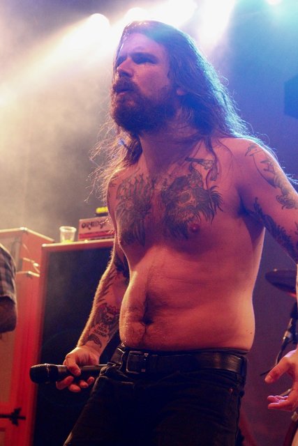 Allerbeste Stimmung herrschte bei Rock im Wald. 16 Bands - hier Kvelertak -  heizten an zwei Tagen dem Publikum ein. Foto: Ebersberger