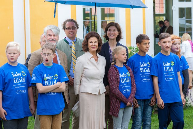 Königin Silvia gab sich sehr volksnah und hatte auch für die Kinder des Feriencamps ein offenes Ohr. Foto: Roland Rosenbauer