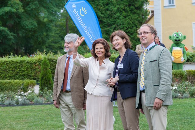 Ein hoheitlicher Gruß an die vielen Bürger, die gekommen waren, um den prominenten Gast willkommen zu heißen. Foto: Roland Rosenbauer