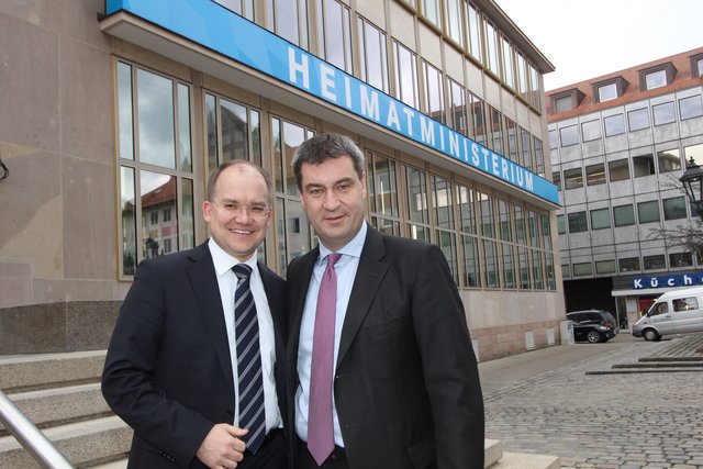 Bereits im April 2014 konnte die Eröffnung des Heimatministeriums am Lorenzer Platz gefeiert werden. Dr. Markus Söder und Nürnbergs CSU-Chef Sebastian Brehm freuen sich über ein weiteres Ministerium. | Foto: © John R. Braun
