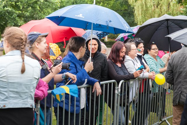 Die vielen Heroldsbacher konnte auch der einsetzende Regen nicht davon abhalten, nach Schloss Thurn zu pilgern und ein Foto von der Königin zu schießen. Foto: Roland Rosenbauer