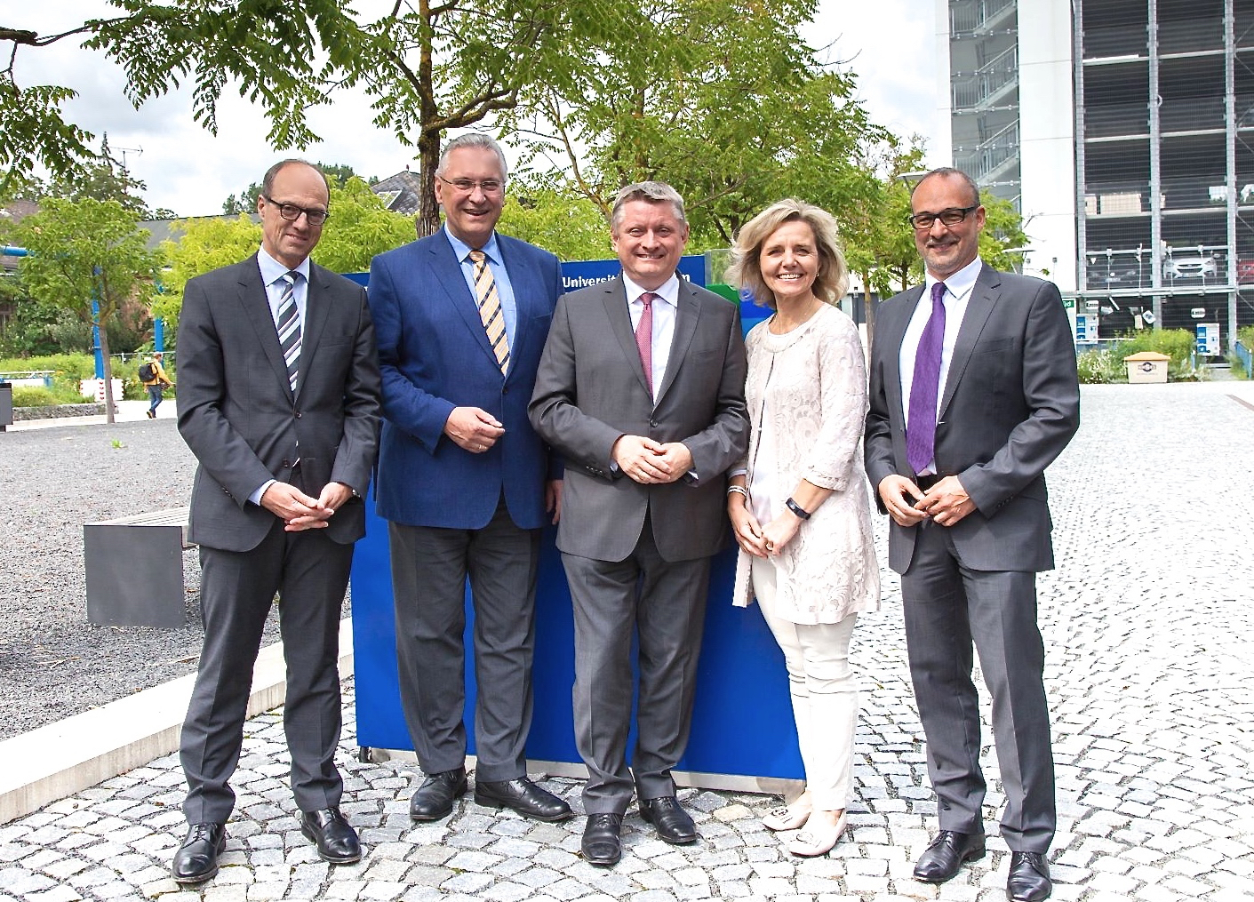 Staatsminister Joachim Herrmann (2.v.l.) begrüßte gemeinsam mit Klinikdirektor Prof. Dr. Heinrich Iro (l.), der Erlanger CSU-Kreisvorsitzenden Alexandra Wunderlich und dem Kaufmännischen Direktor des Universitätsklinikums Erlangen, Dr. Albrecht W. Bender (r.) Bundesgesundheitsminister Hermann Gröhe (M.) im Zentrum des Medical Valley. Foto: Roland Rosenbauer
