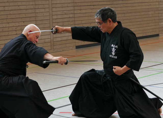 Wim van Mourik, Iaido 6. Dan und Norio Furuichi, Iaido 8. Dan beim Vorführen einer Schwertbewegung mit Partner.