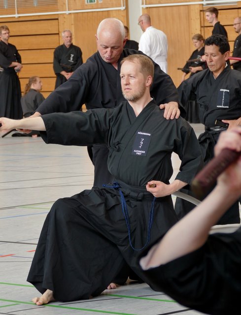 Alexander Frey wird von Wim van Mourik, Iaido 6. Dan, aus Berlin korrigiert.