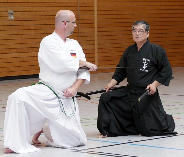 Peter Röder, Iaido 6. Dan, Präsident des Deutschen Iaido Bundes und Norio Furuichi, Iaido 8. Dan aus Japan beim Erklären einer Iaido-Bewegung.