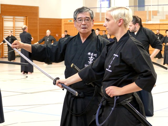 Norio Furuichi korriergiert die Schwerthaltung.