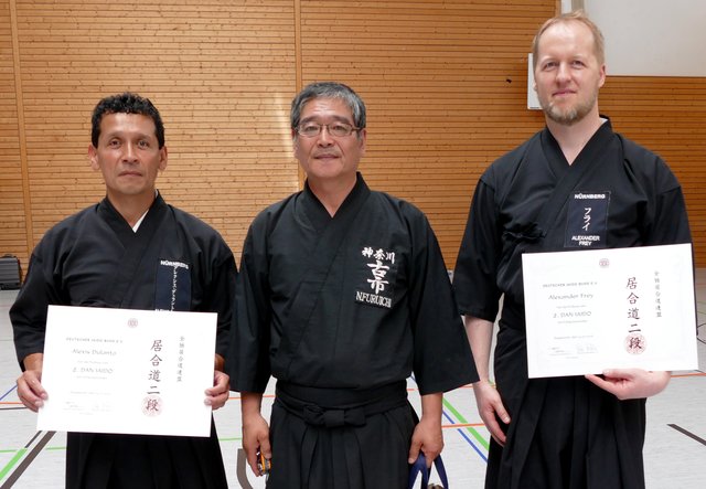 Geschafft! Nach bestandener Prüfung bekommt man die Urkunde. In der Mitte: Norio Furuichi aus Japan; links: Alexis Dulanto, Iaido 2. Dan; rechts: Alexander Frey, Iaido 2. Dan.