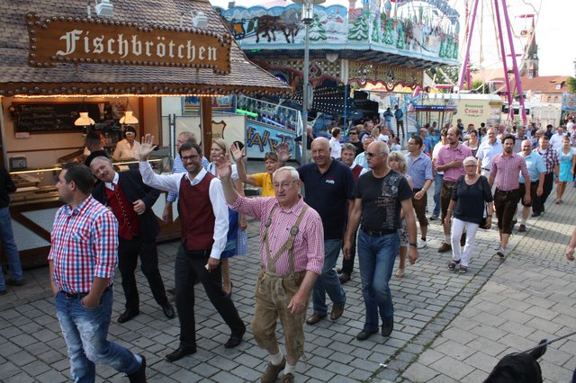 Der Kirchweihzug trifft auf dem Festgelände auf dem Freiplatz vor der Stadthalle ein. | Foto: © Victor Schlampp