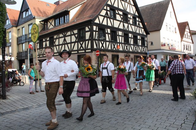 Der Kirchweihzug mit den Kerwaboum und -madli auf dem Weg durch die Rother Innenstadt. | Foto: © Victor Schlampp