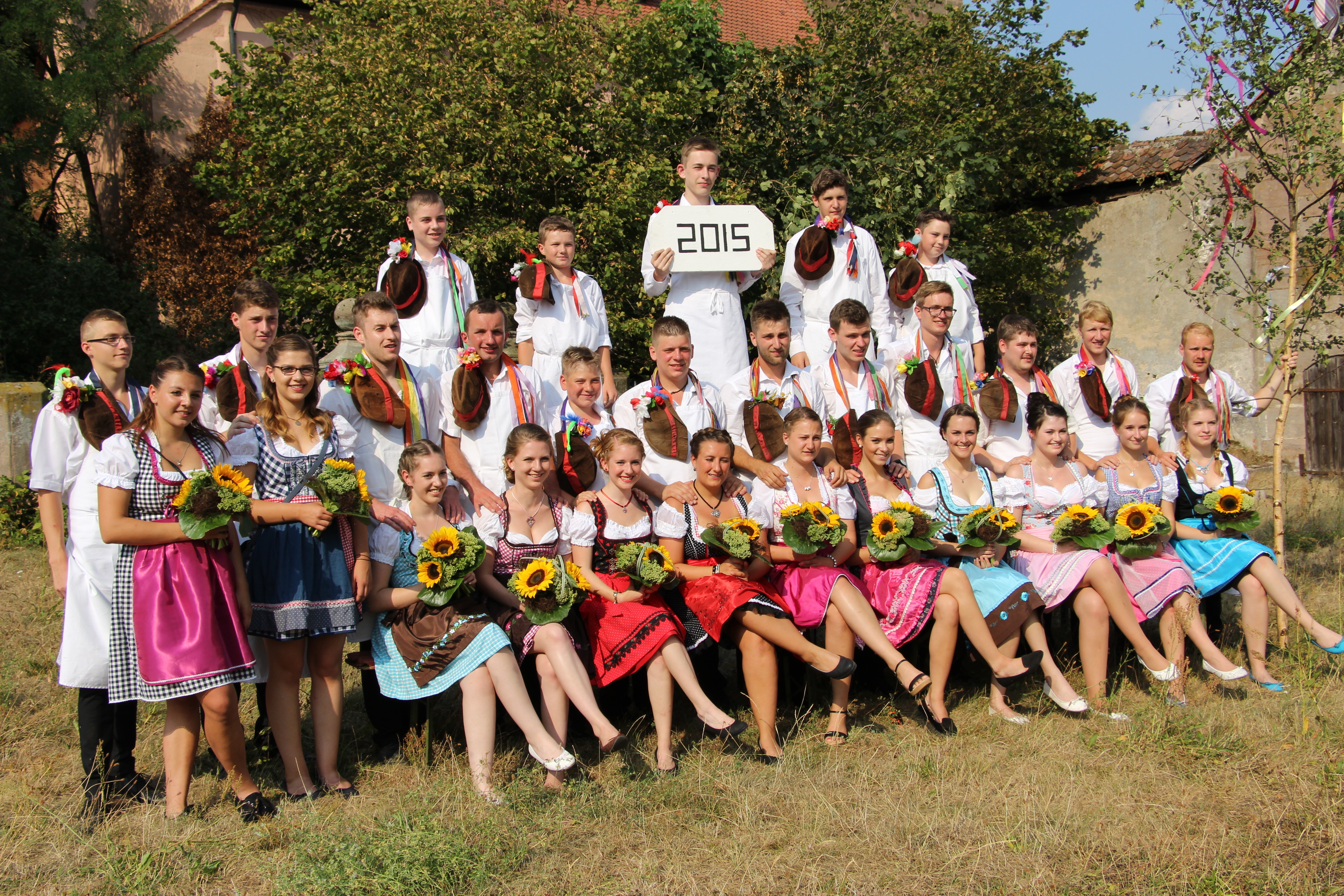 Eine Augenweide: Gruppenfoto mit den Großgründlacher Kärwaboum und -madli.