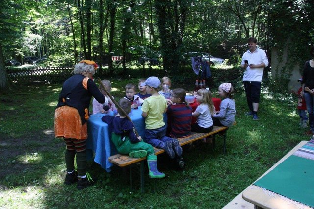 Spielende Kinder mit Clown Drops | Foto: Traudel Ebert
