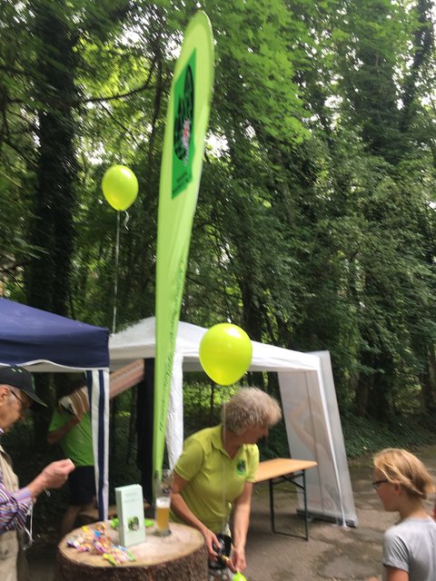 Vereinsvorsitzende Jutta Bär beim Befüllen der Ballons | Foto: Hans Werner Borde