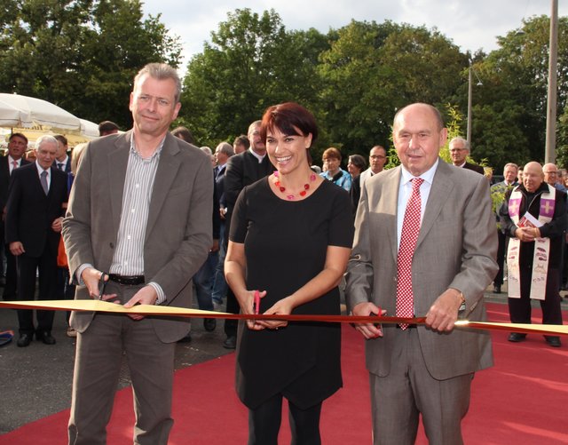 Oberbürgermeister Dr. Ulrich Maly (l.) und Schausteller-Chef Lorenz Kalb durschneiden gemeinsam mit Künstlerin Birgit Osten, sie gestaltete das Kunstwerk, das Eröffnungsband. | Foto: John R. Braun