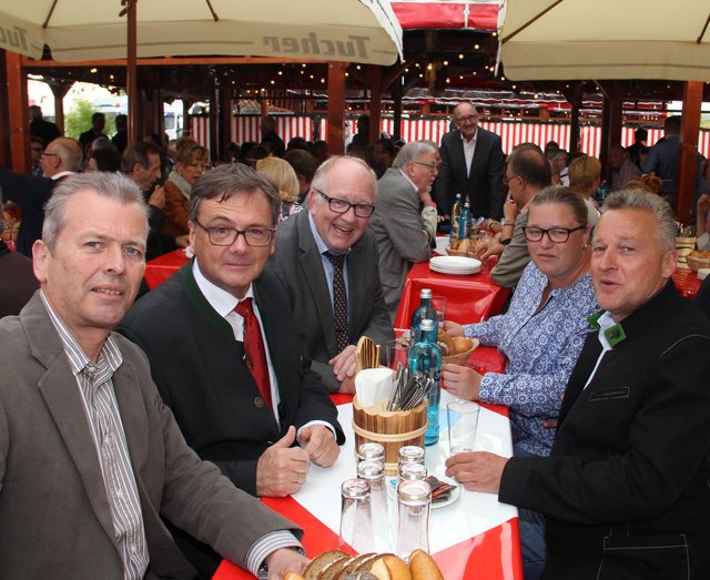 Tucher-Chef Fred Höfler (l.), das Festwirt-Ehepaar Peter (2.v.l.) und Elisabeth Lössel, sowie Festwirt Joachim Papert. | Foto: John R. Braun