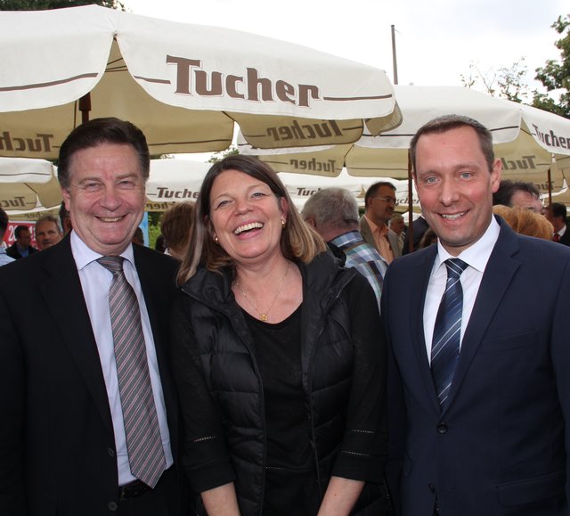 Gerhard Engelmann (l.), Bezirksgeschäftsführer Bayerischer Hotel- und Gaststättenverband, und Landrat Armin Kroder mit Yvonne Coulin, Tourismus-Chefin Nürnberg. | Foto: John R. Braun