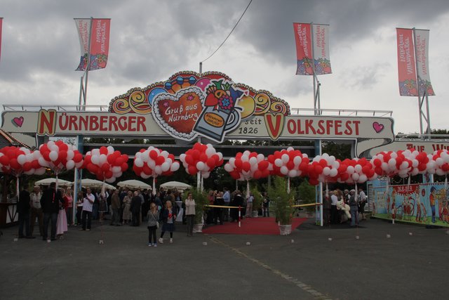 Das neue Eingangsportal macht noch mehr Lust auf einen Besuch beim Nürnberger Volksfest. | Foto: John R. Braun