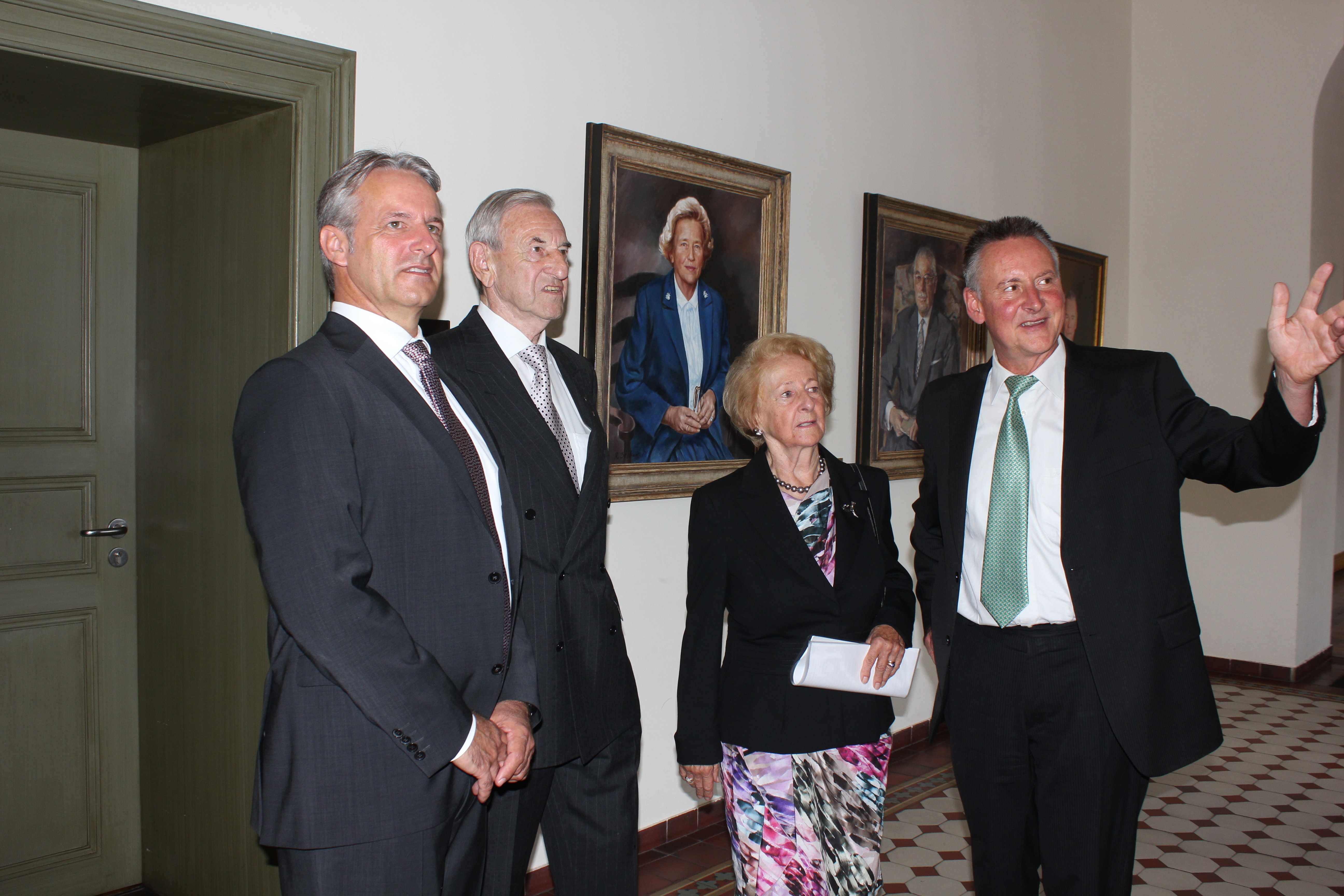 Oberbürgermeister Thomas Jung (re.) zeigt Paul Heinz, Heinz und Elfriede Bruder (v.li.n.re.) die "Ahnengalerie" der Stadt Fürth im Rathaus. Foto: Ebersberger