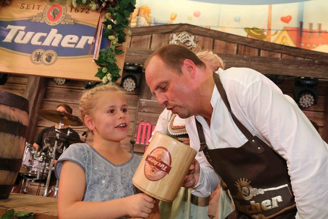 Christian Vogel mit Assistentin... | Foto: bayernpress