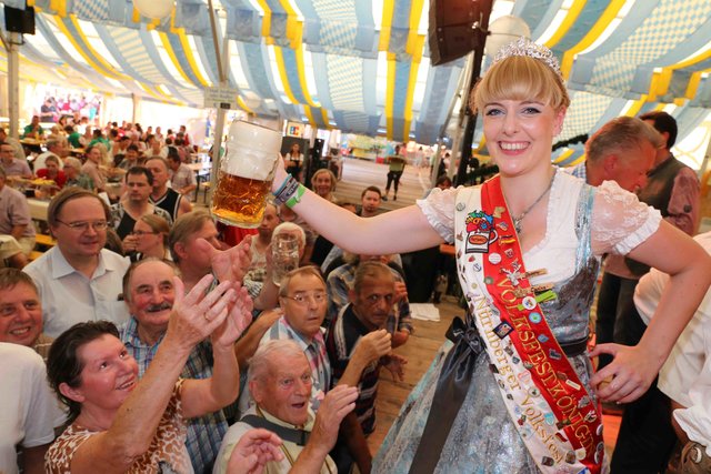 Heiß begehrt: Freibier von der Volksfestkönigin Carina. | Foto: bayernpress