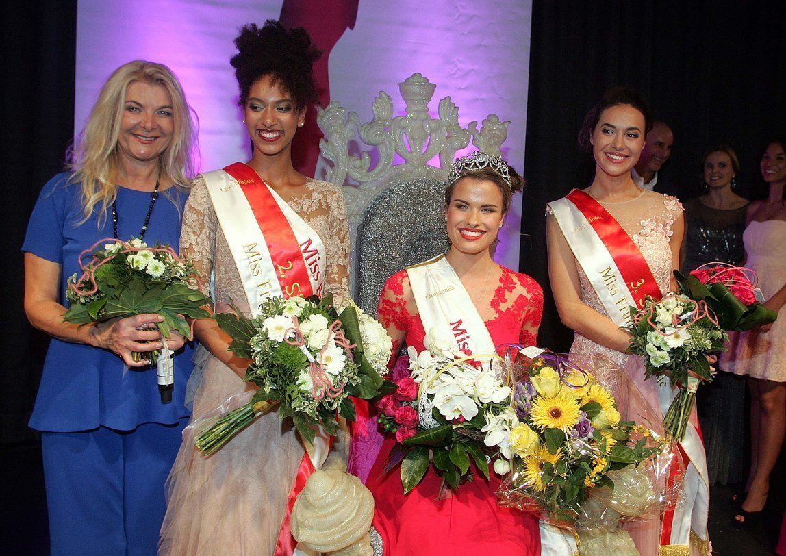 Die Veranstalterin Marie Luise Cawi (l.) (Agentur Cawi Concept) mit ihren Missen: Naomi Grahor (2.v.l.) 2. Platz, Miss Franken Classic 2016 Kristin Hahn und Elena Novoseltseva, 3. Platz.