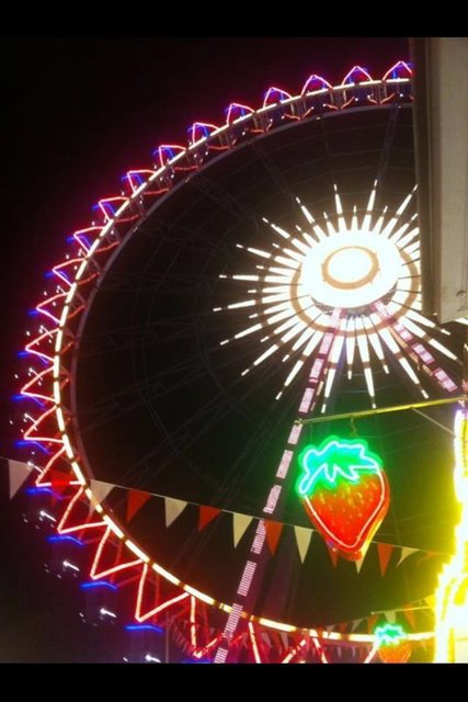 "Das war ein meeeega Tag am Volksfest!! Es gibt nichts schöneres als die tolle Bekeuchtung am Riesenrad und Schokoerdbeeren." schreibt Alexandra Grupa. | Foto: Alexandra Grupa