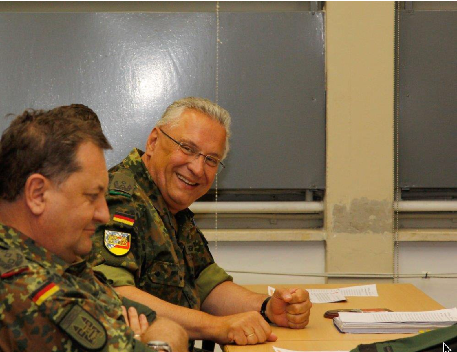 Bayerns Innen- und Bauminister Joachim Herrmann hat im Rahmen seiner zweiwöchigen Wehrübung den Bundeswehrstandort Feldafing besucht.