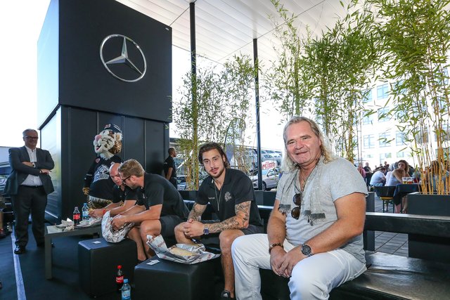 Hauptsponsor Thomas Sabo (r.) hautnah mit den Ice Tigers.
Foto: Steffen Oliver Riese
www.steffenriese.de