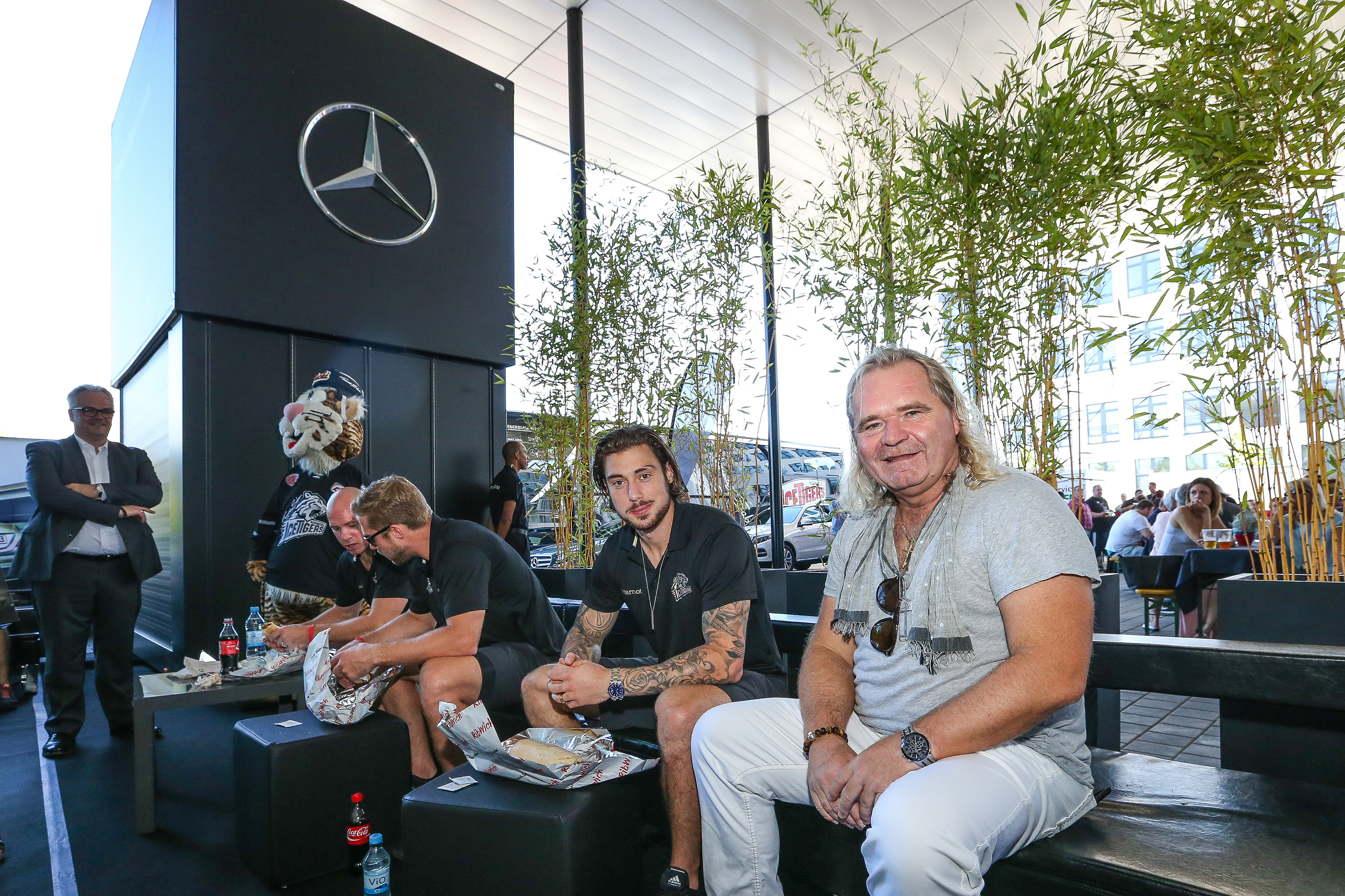 Hauptsponsor Thomas Sabo (r.) hautnah mit den Ice Tigers.
Foto: Steffen Oliver Riese
www.steffenriese.de