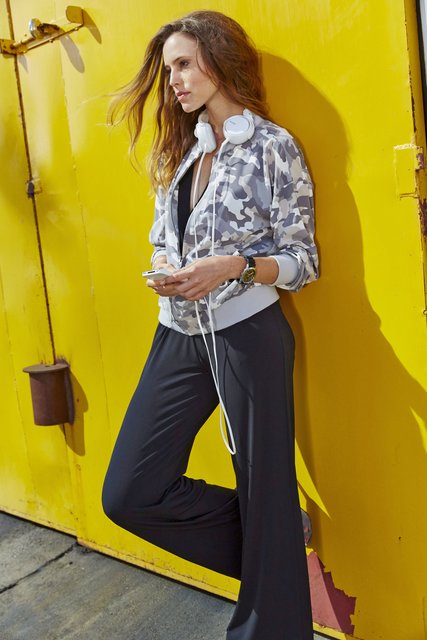 Der coole Blouson macht den Overall zur Streetwear. | Foto: djd/Baur