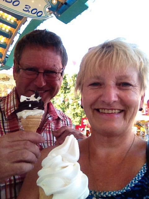 So macht das Volksfest auch bei sommerlichen Temperaturen Spaß: Maike und Roland aus Nürnberg genießen ein Softeis.
