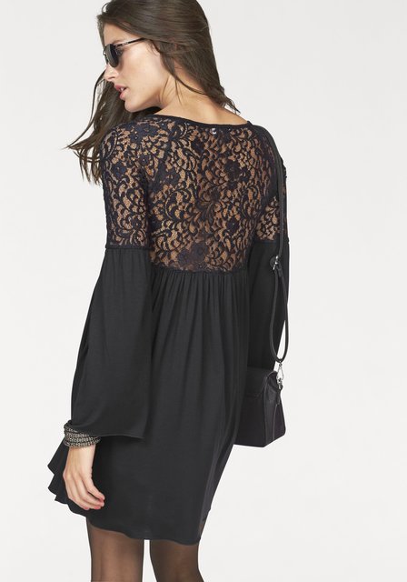 Hat eine Frau ein ,,kleines Schwarzes" im Schrank, ist sie für jeden Anlass gut vorbereitet. Je nach Schuhen und Accessoires wirkt es sexy, edel oder seriös. | Foto: djd/Baur