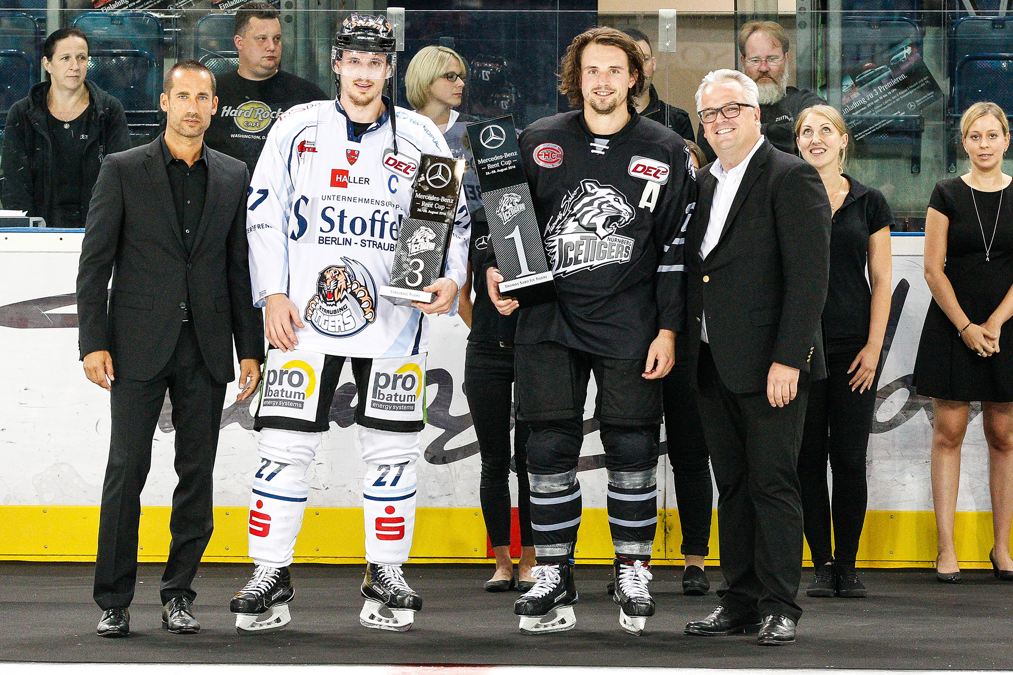 Ice Tigers-Geschäftsführer Christoph Sandner (l.) und Mercedes-Niederlassungs-Leiter Andreas Rabitz (r.) übergaben die Pokale an Ice Tiger Patrick Buzas (2.v.r.) und Sandro Schönberger, Kapitän der Straubing Tigers.