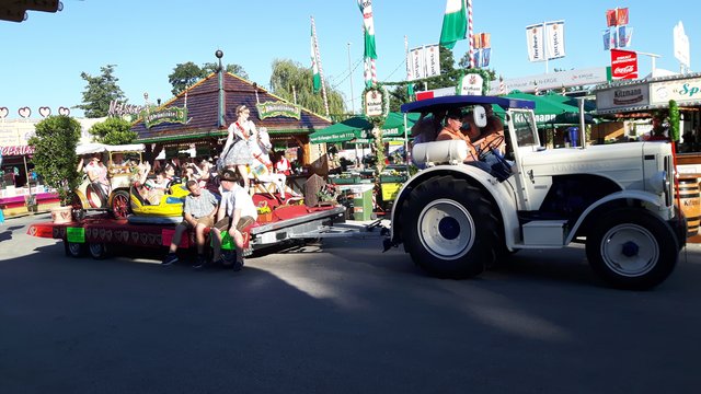 Unterwegs in ihrem Reich: Die Volksfestkönigin. | Foto: Gudrun Popp