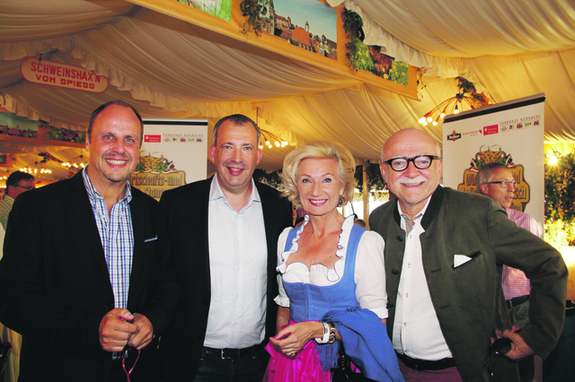 Bürgermeister Christian Vogel (l.), Sparda-Vorstands-Chef Stefan Schindler (2.v.l.) und Unternehmer Gerd Schmelzer mit Ehefrau Prof. Dr. Julia Lehner. | Foto: John R. Braun