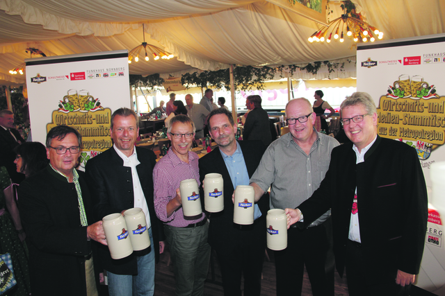 Prost auf einen gelungen Stammtisch: (v.l.) Tucher Geschäftsführer Fred Höfler, Oberbürgermeister Dr. Ulrich Maly, Martin Heyn, Vorstandsvorsitzender Schultheiss Wohnbau, Stefan Grundler, Funkhaus
Nürnberg, Festwirt Peter Lössel und Dr. Matthias Everding, Vorstandsvorsitzender Sparkasse Nürnberg. | Foto: John R. Braun