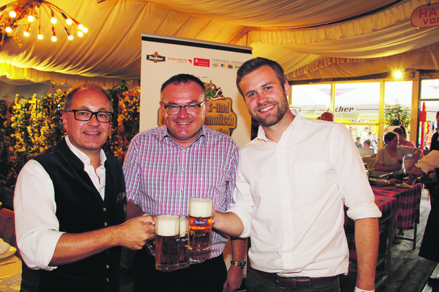 Tucher Marketing-Chef Kai Eschenbacher (l.) mit
Bezirksrat Michael Maderer (M.) sowie Olympiasieger
und CSU-Stadtrat Max Müller. | Foto: John R. Braun