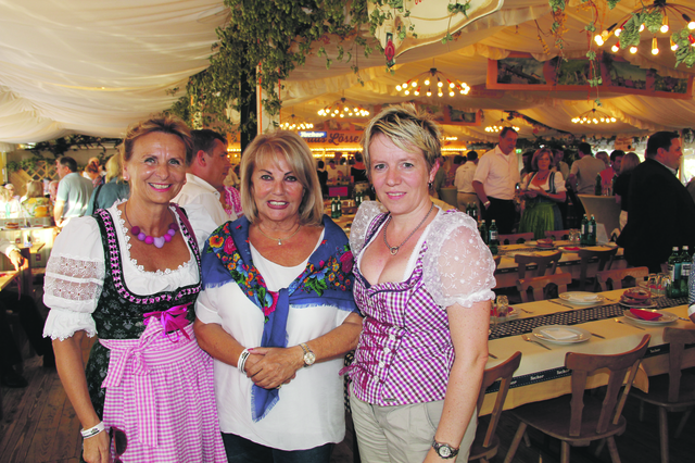 Beatrice Höfler (l.), Ehefrau von Tucher-Chef Fred Höfler, Sissy Klein-Kühnel (M.) und Simone Leuchauer,
Hausleiterin Möbel Höffner. | Foto: John R. Braun